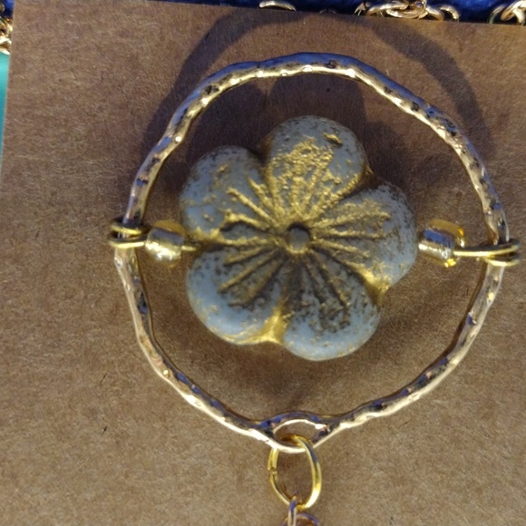 Green Flower with Gold Ring Fidget Spinner Necklace - Picture 2 of 3